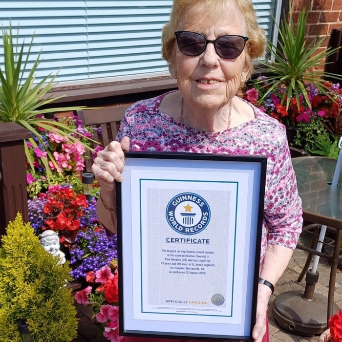 諾爾絲開心拿著金氏世界紀錄證書。（Photo Credit: Diocese of Liverpool）
